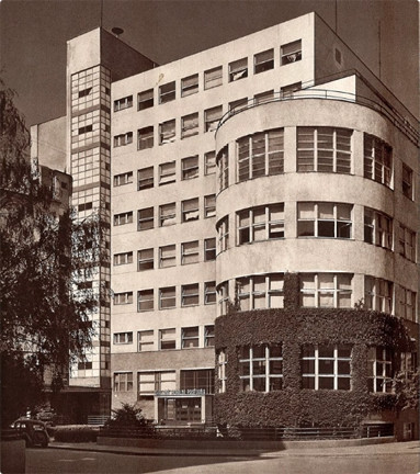 Budova polikliniky - historický záber